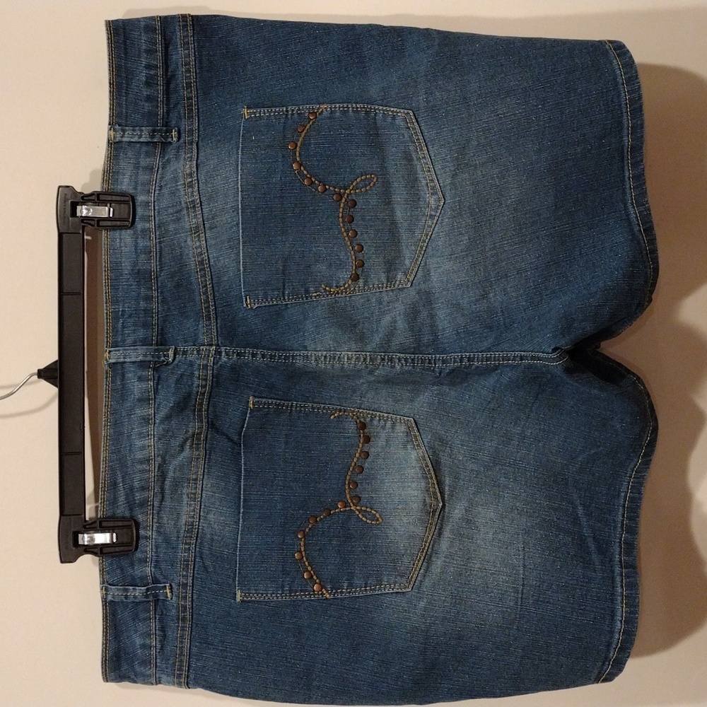 NWT Revolt Women's Faded Blue Jean Denim Shorts Sz 22W-Studded Pockets Casual - Picture 5 of 5